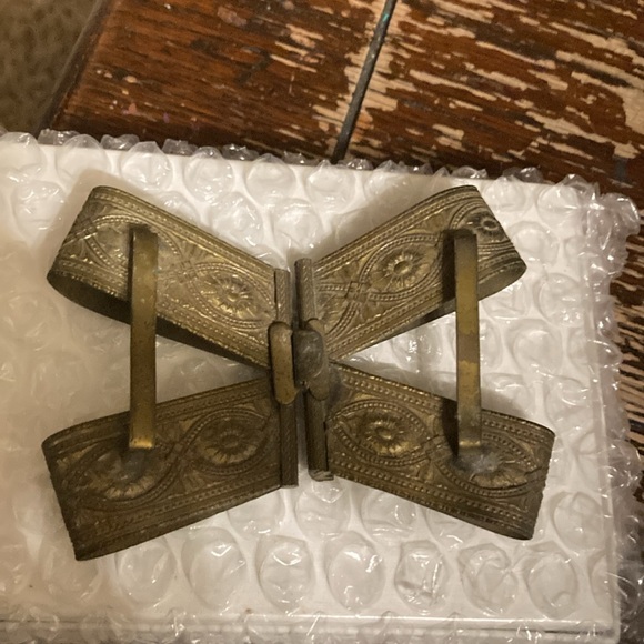 Antique ladies belt buckle . Very ornate design and old style for that vintage - Picture 2 of 10